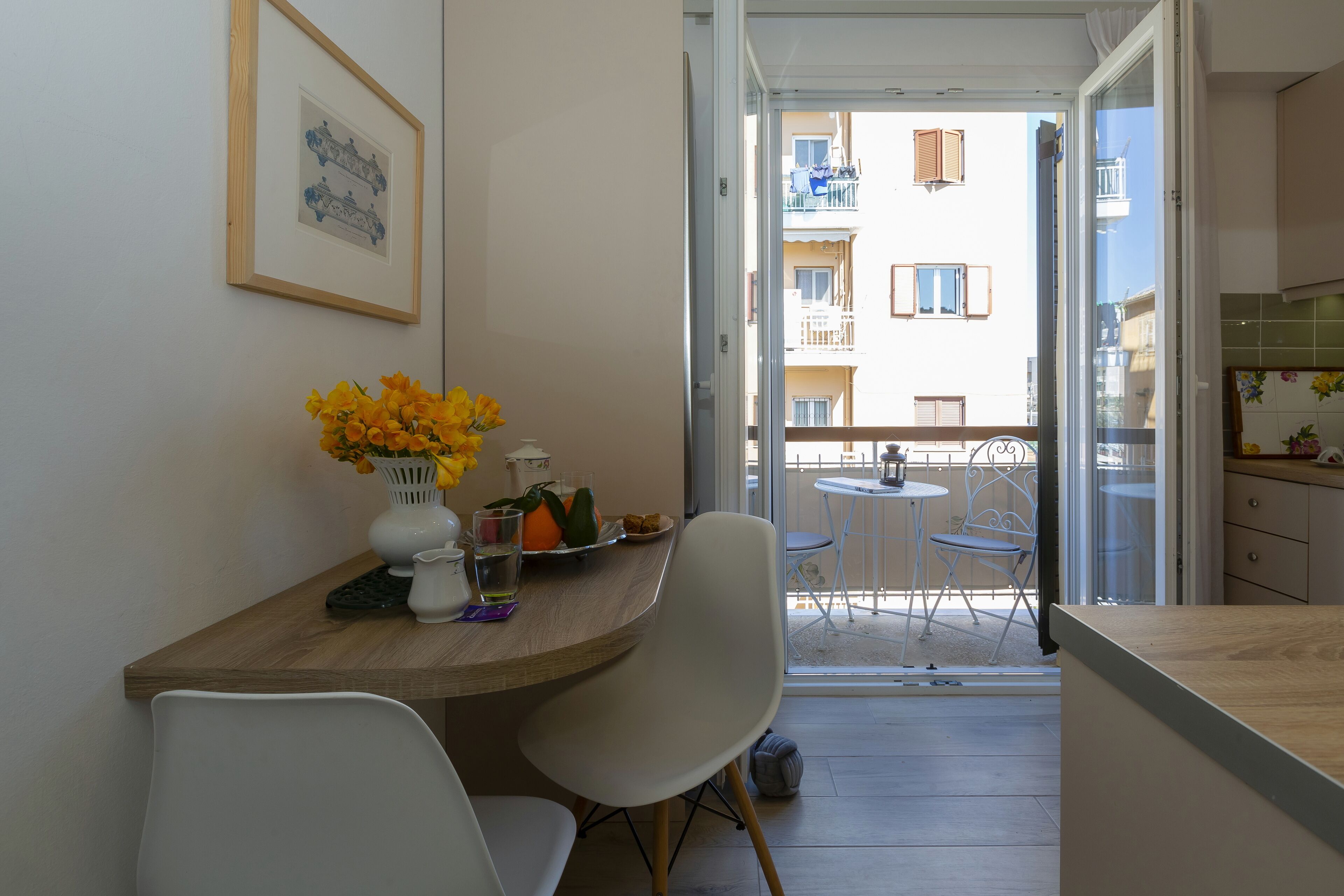 Frigorífico, horno, placa de cocina y cafetera o tetera