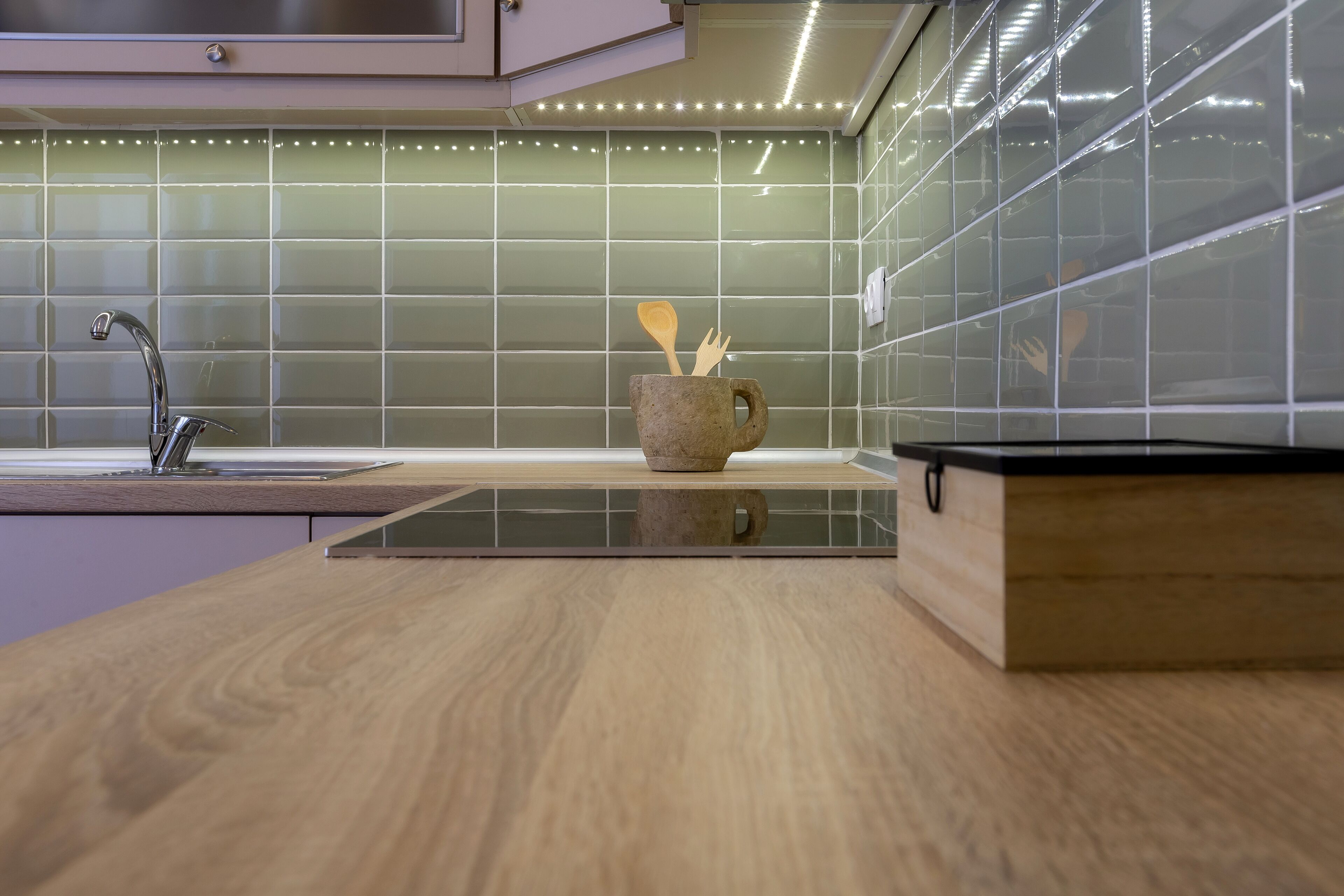 Fridge, oven, stovetop, coffee/tea maker