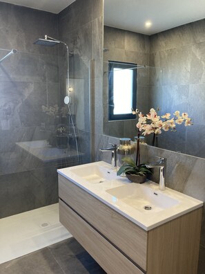 Douche, sèche-cheveux, serviettes fournies, savon
