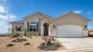 Exterior - Crown Point: Ping Pong, Foosball, Hot Tub, Community Pools (Washington)