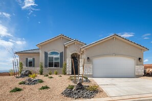 Exterior - Crown Point: Ping Pong, Foosball, Hot Tub, Community Pools (Washington)