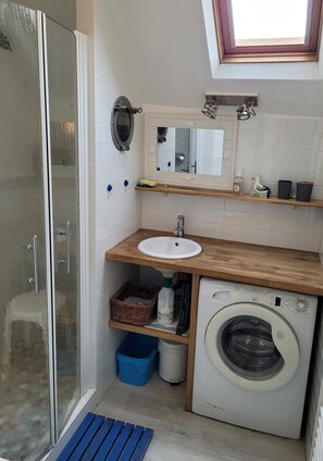 Dusche, Haartrockner, Handtücher, Toilettenpapier