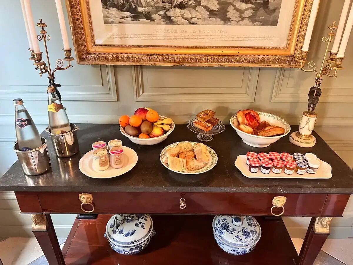 Una mesa con diversos alimentos y candelabros decorativos.