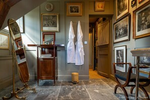 Superior suite, en-suite badkamer, uitzicht op tuin (Suite Doisonville) | Badkamer | Designer toiletartikelen, een haardroger, badjassen, pantoffels