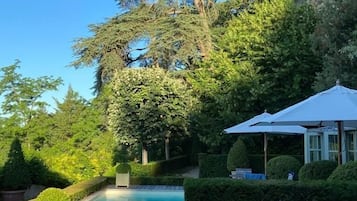 Seasonal outdoor pool, free cabanas, pool umbrellas