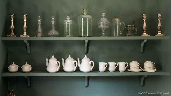 Two shelves with various glassware and white ceramic teapots. - MANOIR DES BASSES RIVIERES (Rochecorbon)