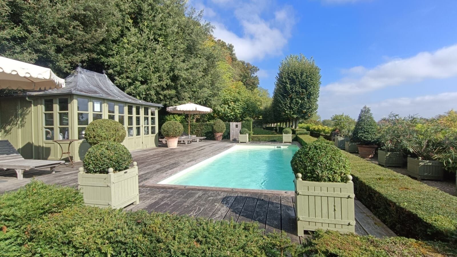 Piscine extérieure (ouverte en saison), cabanons gratuits