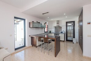 Mikrowelle, Wasserkocher mit Kaffee-/Teezubehör