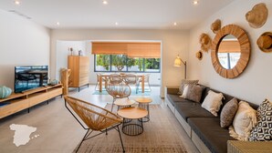 A modern living room with a sofa, TV, and dining area. - CostaBlancaDreams - Villa Palmeraie in Calpe (Calpe)