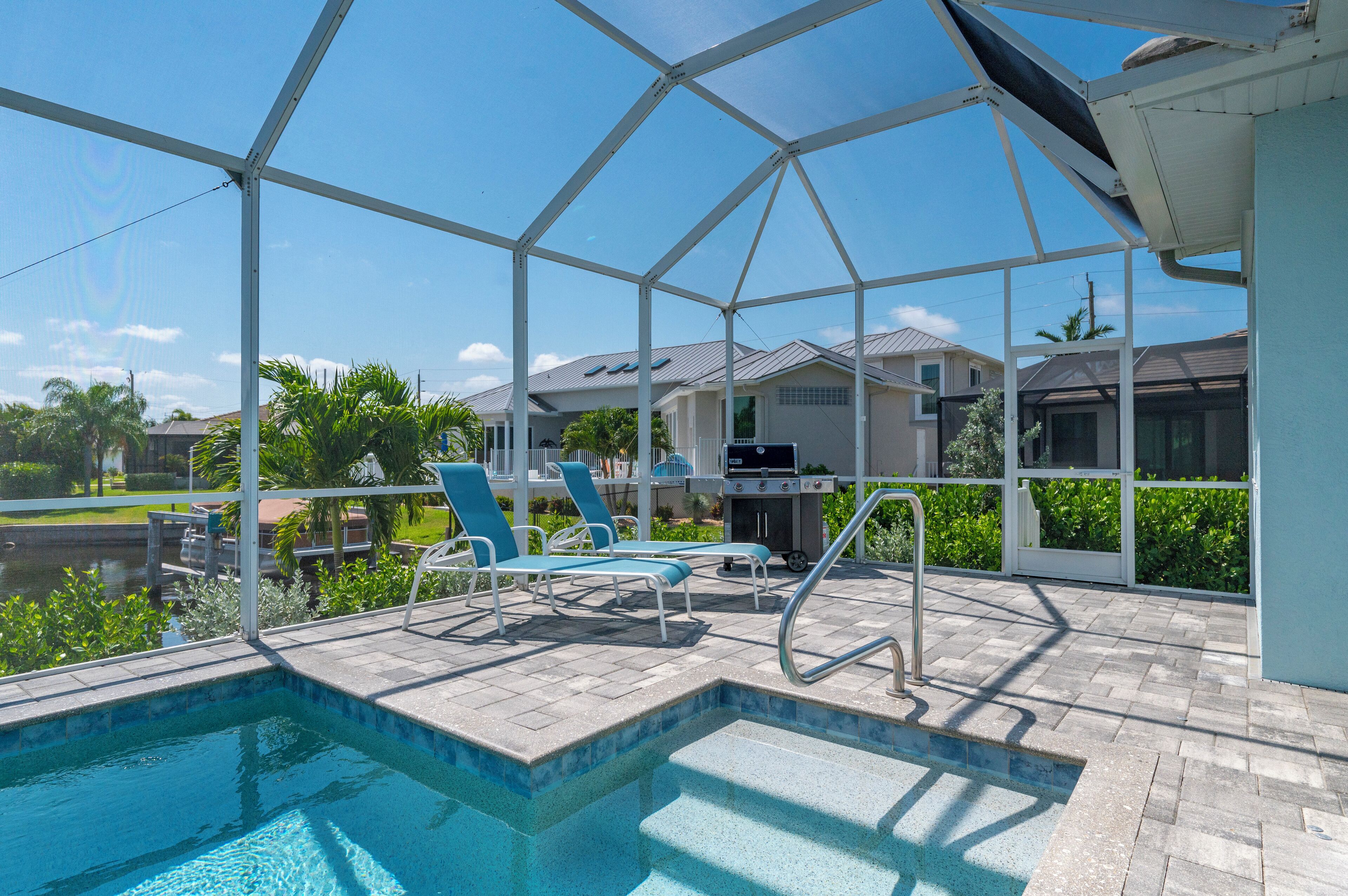 Una piscina al aire libre, una piscina climatizada