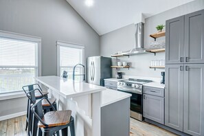 Kylskåp, mikrovågsugn, ugn och spishäll