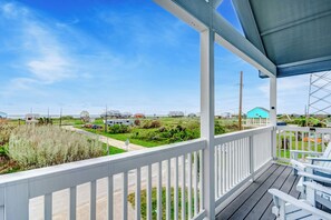 Property grounds - Bee Rays by the Seashore-Community Pool-2 bedroom, 2 bath home that sleeps 6. (Gilchrist)