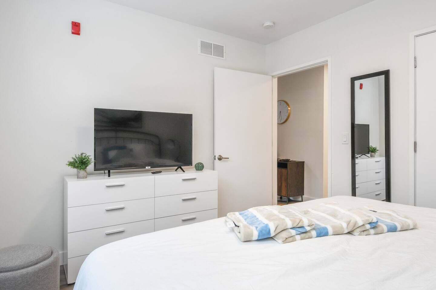 1 bedroom, desk, iron/ironing board, internet