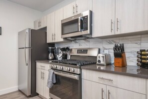 Kjøleskap, mikrobølgeovn, ovn og kokeplater