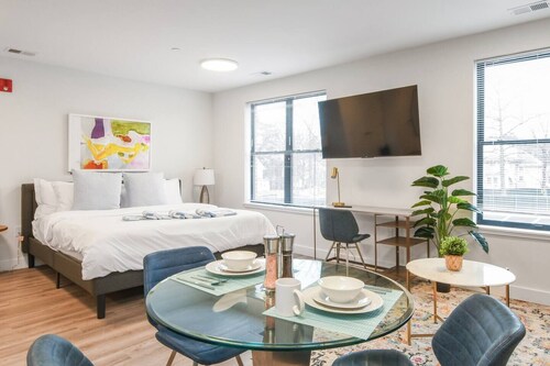 Vibrant Studio KING ! Free Parking ! 30 min to NYC