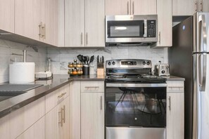 Een koelkast, een magnetron, een oven, een kookplaat