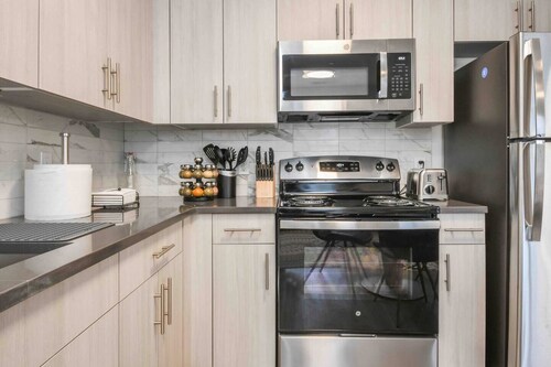 Vibrant Studio KING ! Free Parking ! 30 min to NYC