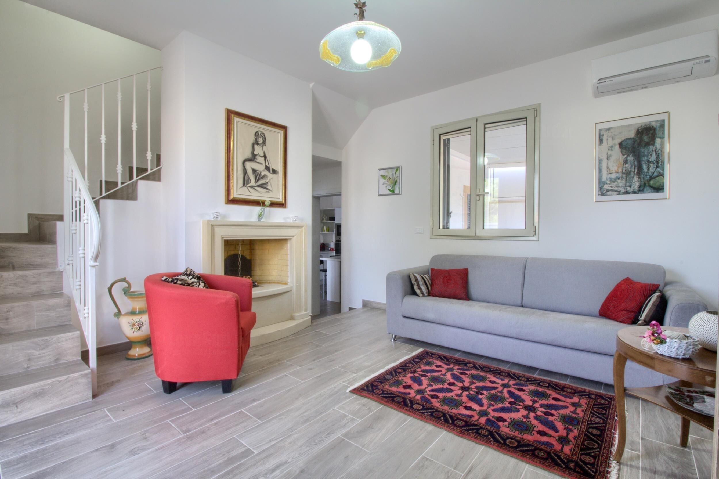 Una televisión, una chimenea