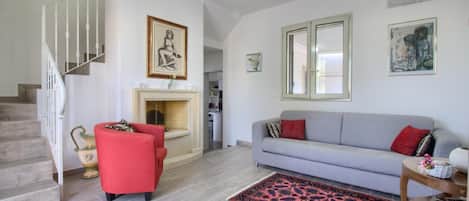 Una televisión, una chimenea