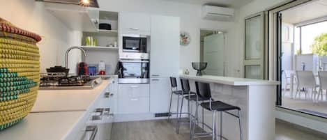 Kjøleskap, mikrobølgeovn, oppvaskmaskin og kaffetrakter/tekoker