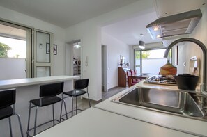 Réfrigérateur, micro-ondes, lave-vaisselle, cafetière/bouilloire