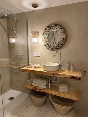 Haartrockner, Handtücher, Seife, Toilettenpapier