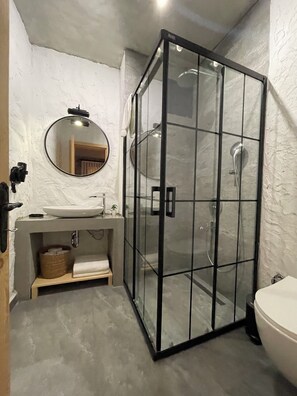 Standard Double Room | Bathroom | Shower, rainfall showerhead, free toiletries, hair dryer - Samta Küçükköy (Ayvalik)