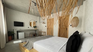 Un dormitorio moderno con una cama de madera, un escritorio, una silla, un televisor y un espejo.