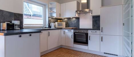 Een koelkast, een microgolfoven, een oven, een kookplaat