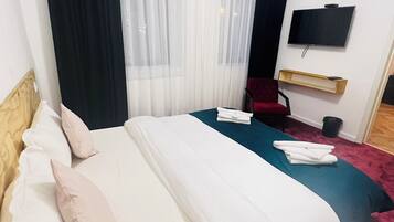 Dobbeltrom – business, byutsikt | Skrivebord, skrivebord for bærbar PC og wi-fi (inkludert)