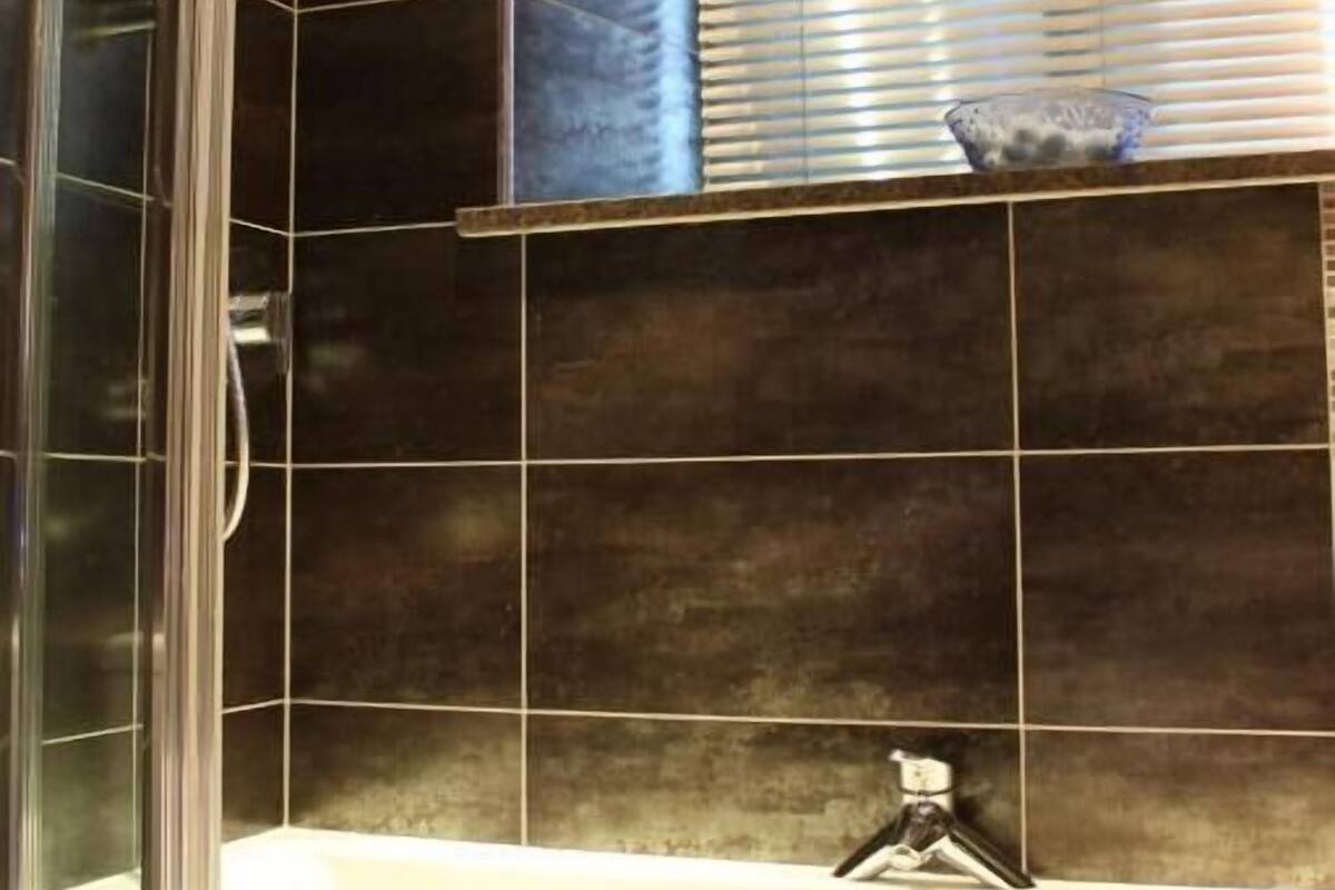 Deluxe 18 | Bathroom