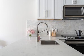 Een koelkast, een microgolfoven, een oven, een kookplaat