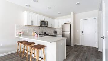 Een koelkast, een magnetron, een oven, een kookplaat