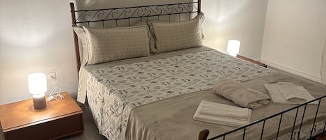 2 bedrooms, iron/ironing board, bed sheets