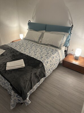 2 bedrooms, iron/ironing board, bed sheets