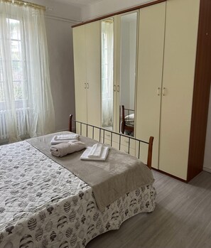 2 chambres, fer et planche à repasser, draps fournis