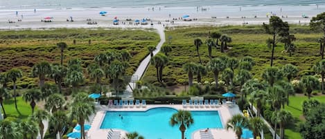 Una piscina al aire libre, una piscina climatizada