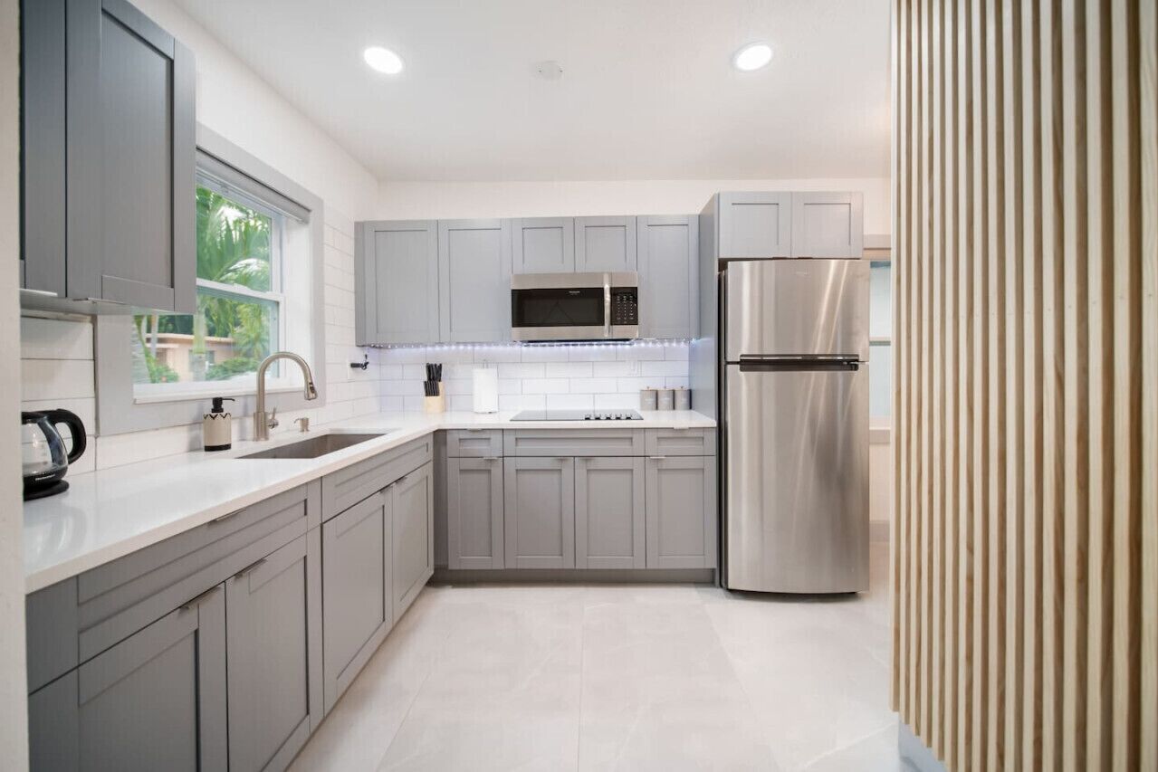 ثلاجة، ميكروويف، موقد طهي مسطح، ماكينة لصنع القهوة/الشاي