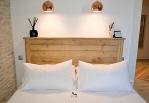 Suite Junior | Selimut bulu angsa, tempat tidur Select Comfort, dan minibar