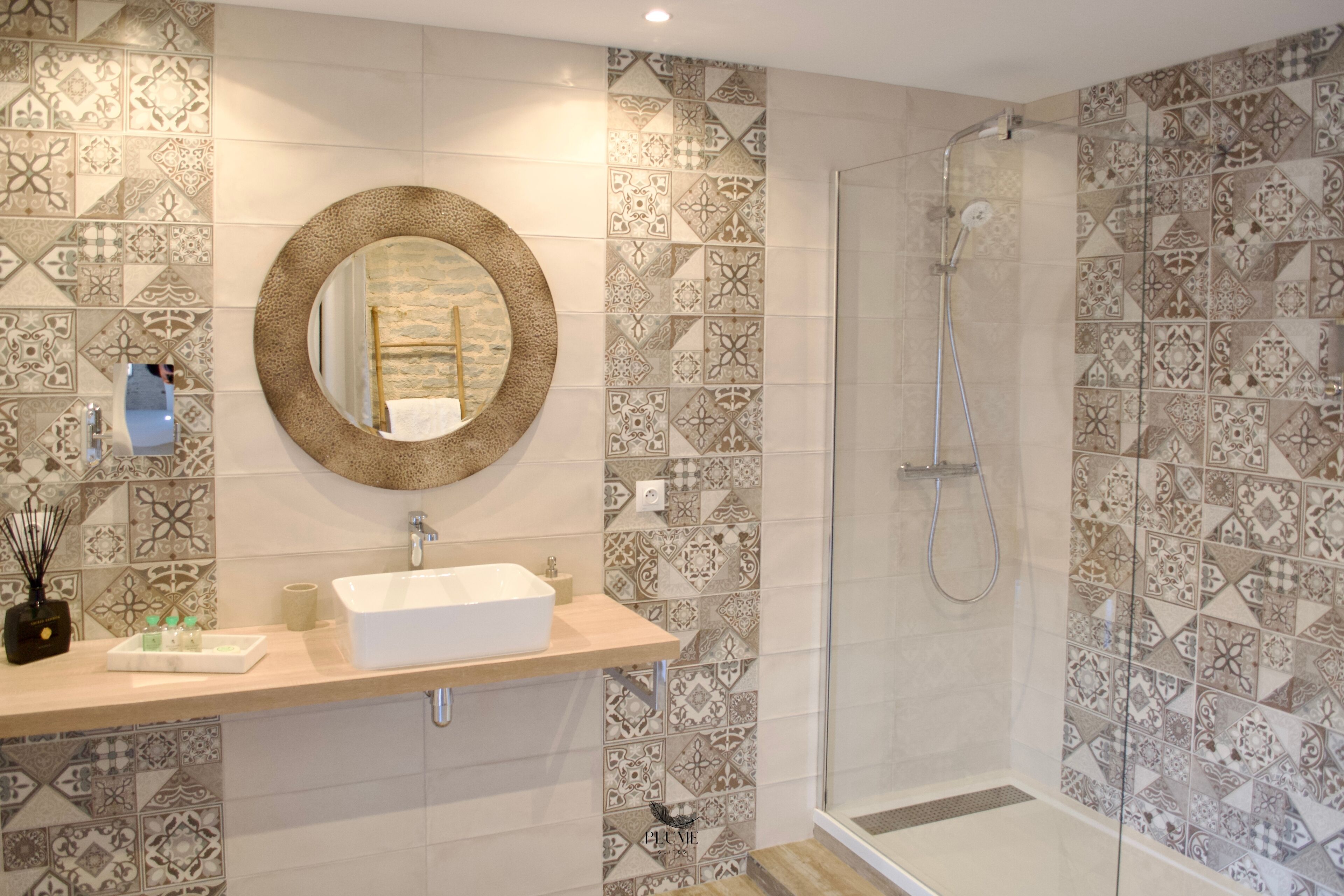Junior Suite | Bathroom | Shower, free toiletries, hair dryer, towels