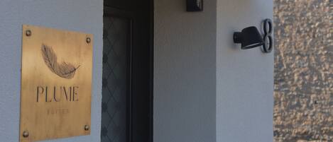 Vista frontal de la propiedad