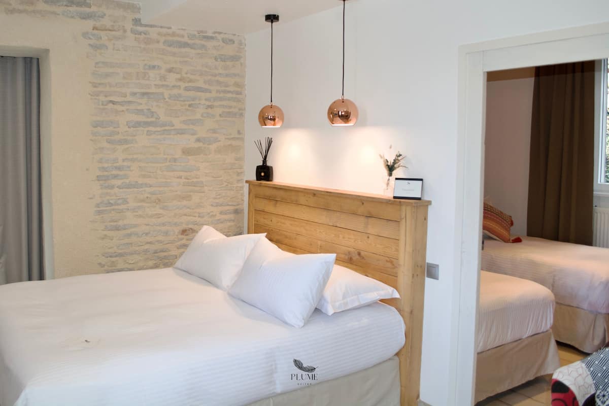 Suite – junior | Dundyner, senger med Select Comfort-madrass og minibar
