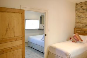 Suíte júnior | 1 quarto, edredons de pluma, camas Select Comfort, frigobar
