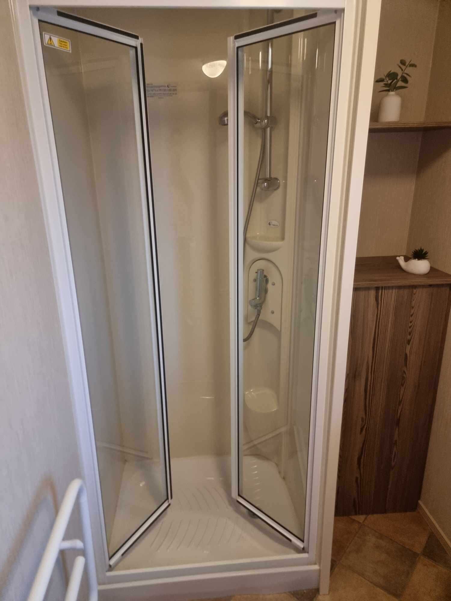 Kabin | Kamar mandi | Shower dan tisu toilet