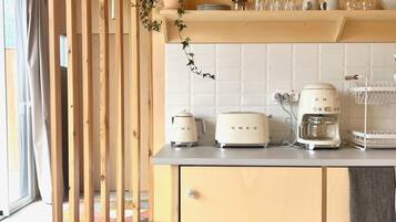 Refrigerador, microondas, cafetera y tetera y tostadora