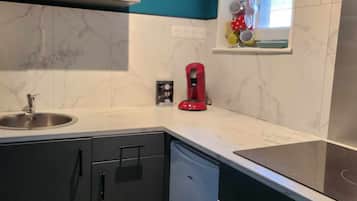 Réfrigérateur, four, cafetière/bouilloire, bouilloire électrique