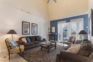 Smart-TV, Videospiele, DVD-Player, Tischtennisplatte