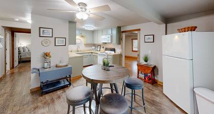 Cozy home with BBQ pit in Cowboy Capital of the World, walk to Medina River