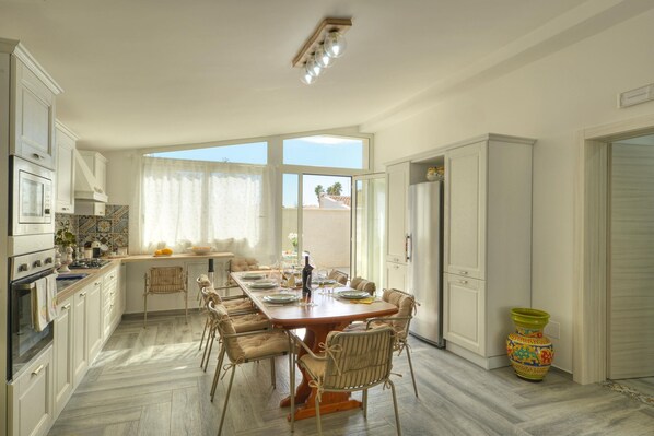 Fridge, microwave, oven, stovetop - Holiday home with private pool, Fontane Bianche (Siracusa)