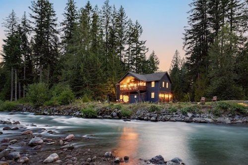 Riverfront Retreat - Sauna, HotTub, Game Rm, Pets